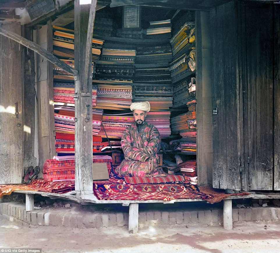 Một thương nhân ở khu chợ tại Samarkand buôn bán tơ lụa, các loại vải, thảm truyền thống năm 1911. Ngày nay, Samarkand thuộc lãnh thổ của Uzbekistan.