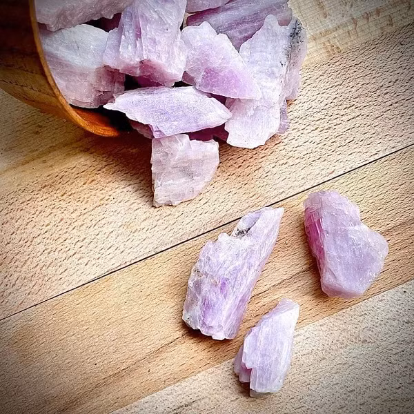 Kunzite được tìm thấy ở Afghanistan, Brazil, Madagasca, và California. Trong đó, vùng San Diego, California được cho là có sản lượng và chất lượng vượt trội.