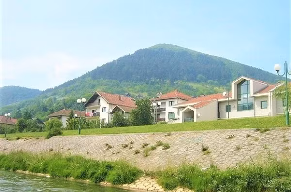 Năm 2005, một thông tin gây sốc đã được đưa ra - kim tự tháp lớn nhất và lâu đời nhất trên thế giới được tìm thấy gần thị trấn Visoko của Bosnia, có niên đại 25.000 năm. Tuy nhiên, khoa học kết luận rằng những ngọn đồi hoàn toàn được hình thành tự nhiên chứ không phải do con người tạo ra. Cho đến nay, một số người vẫn tin rằng những ngọn đồi là một kim tự tháp nhân tạo.