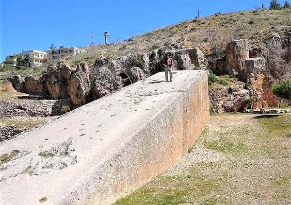 Baalbek (Lebanon) là nơi tọa lạc của ngôi đền La Mã lớn nhất từng được xây dựng. Ở đây người ta tìm thấy Hòn đá “người phụ nữ mang thai” (còn được gọi là Hòn đá Phương Nam) - một trong những khối đá granit nguyên khối lớn nhất từng được khai thác - nặng 1.000 tấn.