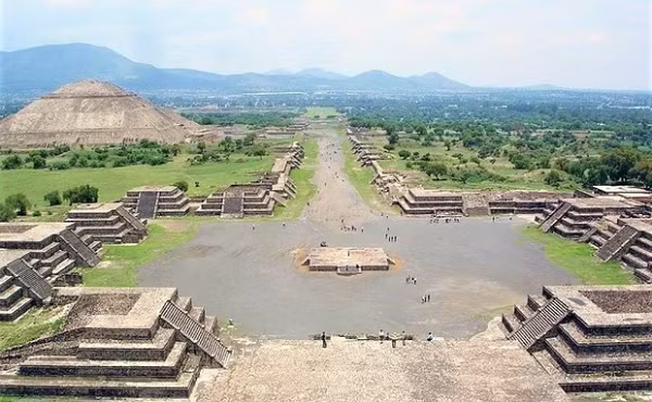 Teotihuacan (Mexico) là một địa điểm khảo cổ gần Thành phố Mexico. Đó là một trung tâm đô thị khổng lồ và là nơi sinh sống của khoảng 100.000 người. Teotihuacan là nơi có Kim tự tháp Mặt trời - một trong những kim tự tháp tuyệt vời nhất trên thế giới.