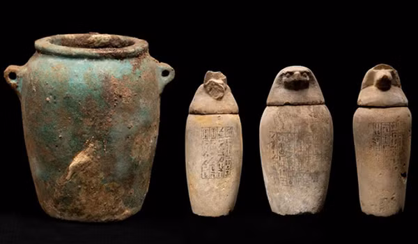Giữa một nhóm giếng chôn cất cực lớn ở nghĩa trang cổ đại Abusir phía Bắc Saqqara (Cairo, Ai Cập) đã xuất hiện một giếng cổ vô cùng đặc biệt có kích thước 5,3x5,3 mét.