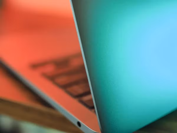 MacBook màn hình gập sẽ đánh dấu một bước ngoặt trong lịch sử thiết kế của dòng máy tính bảng này. Bởi công ty có trụ sở tại Cupertino vẫn giữ nguyên mô hình cũ cho MacBook trong cả thập kỷ qua.