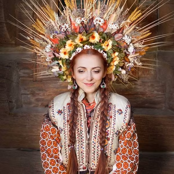  Vương miện hoa của người Ukraine thường được làm bằng hoa hồng và hoa thủy tiên tươi mát, tô điểm thêm những dải ruy băng đầy màu sắc.