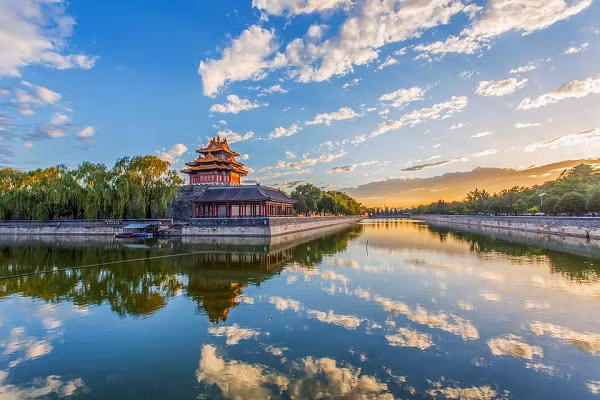 Cung điện này được xây dựng như nơi ở mùa hè của Tấn Cảnh Đế, người trị vì từ năm 1189 đến năm 1208 sau Công Nguyên.