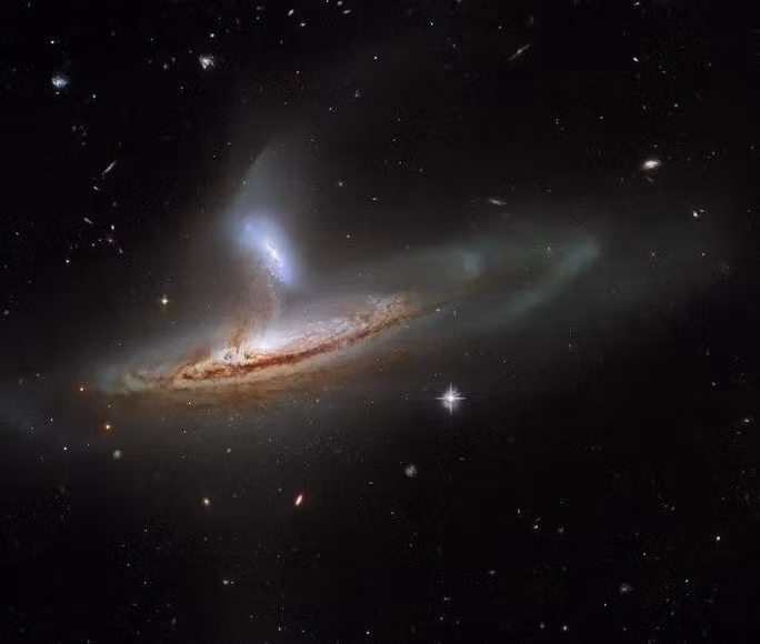 Kính viễn vọng Hubble vừa chụp được một hình ảnh hai thiên hà được gọi chung là Arp 282 đang tiếp cận nhau ở khoảng cách cực gần và xảy ra một hiện tượng bất thường: trao đổi vật chất qua lại.