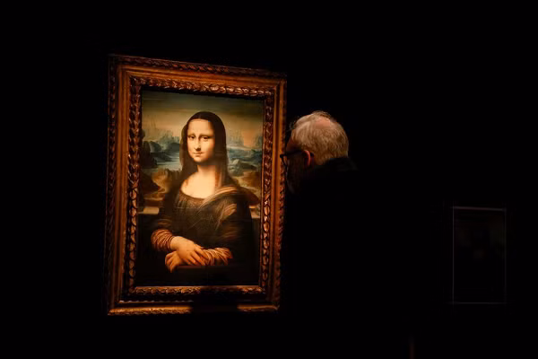 Sự nổi tiếng của Mona Lisa chủ yếu dựa trên lịch sử gây tranh cãi của nó. Cho đến ngày nay, không có bằng chứng thuyết phục nào được tìm thấy liên quan đến danh tính của người mẫu trong tác phẩm nghệ thuật trứ danh này.