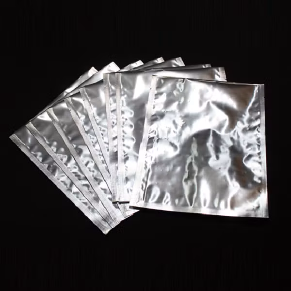 Các nhà khoa học của NASA đã phát minh ra Mylar - một vật liệu cách nhiệt, một lớp màng nhựa, cứng, được kim loại hóa chân không với lớp phủ nhôm lắng đọng hơi nước, phản xạ tia hồng ngoại, hiệu quả cao, được dùng với vô số ứng dụng thực tiễn trên trái đất.
