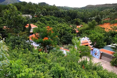 Khu biệt thự hoành tráng rộng hơn 1.400 m2, cầu kỳ như phủ vua chúa của đại gia vàng Ngô Văn Quang trên núi Hải Vân được yêu cầu phải đập bỏ trong tháng 8/2015, nhưng đến nay vẫn tồn tại.
