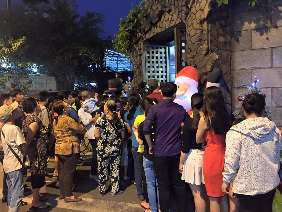 Cách đây gần 1 tuần, Đàm Vĩnh Hưng đã cất công tìm mua và tự tay trang trí 2 cây thông cao 3m. Ảnh: Facebook Đàm Vĩnh Hưng.