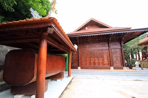 Ông Ngô Văn Quang (Giám đốc một công ty vàng ở Phước Sơn, Quảng Nam) nằm trên đất rừng đặc dụng Nam Hải Vân ở phường Hòa Hiệp Bắc, quận Liên Chiểu, Đà Nẵng. 5 năm xây dựng, ông Quang đã dựng lên một quần thể kiến trúc với hàng chục ngôi nhà lợp mái ngói, có đường bê tông lớn dẫn vào.