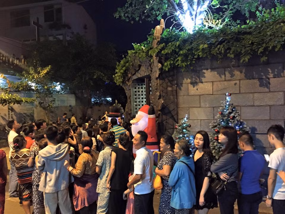 Trong đoàn người đó, không ít những cụ già đã lom khom lưng và những đứa trẻ chỉ độ một vài tuổi tuổi. Ảnh: Facebook Đàm Vĩnh Hưng.