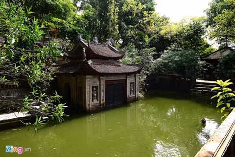 Việt phủ Thành Chương là một tổ hợp của các công trình kiến trúc cổ và giả cổ được sưu tầm và xây dựng ở huyện Sóc Sơn, cách trung tâm Hà Nội chừng 40km.