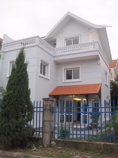 Cận cảnh một căn biệt thự rộng 230 m2 tại khu đô thị từng có người dọn về ở.