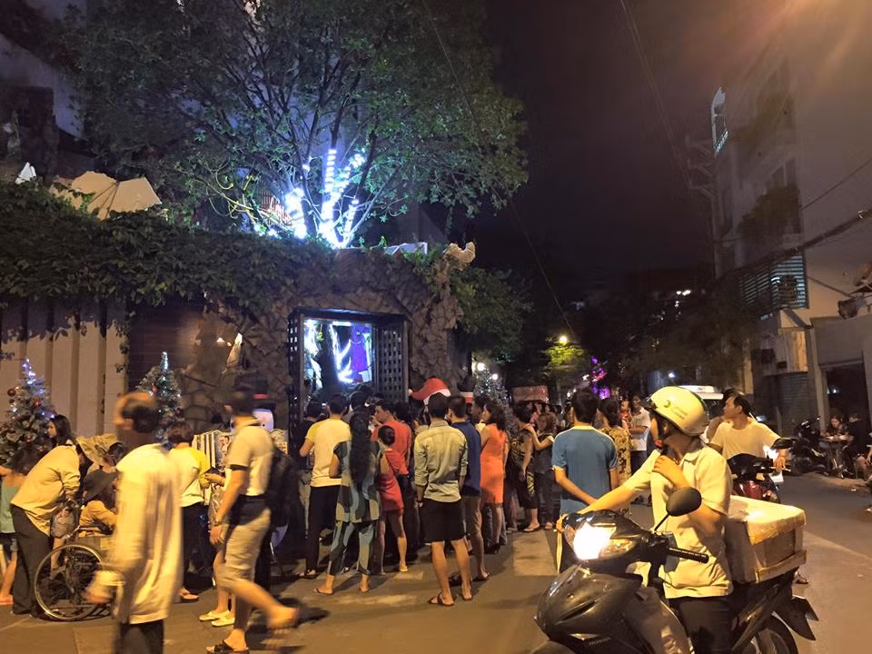 Dòng người nườm nượp đổ về căn biệt thự hàng triệu đô của Đàm Vĩnh Hưng. Ảnh: Facebook Đàm Vĩnh Hưng.