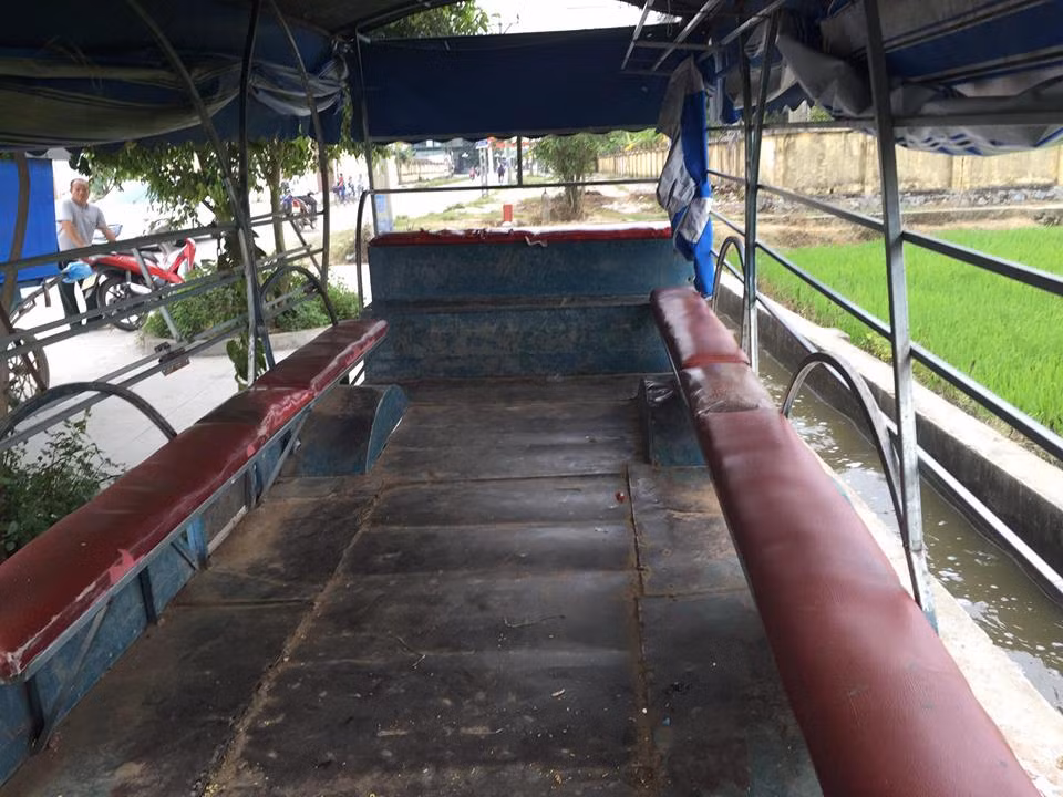 Bên trong thùng xe chỉ là hai hàng ghế.