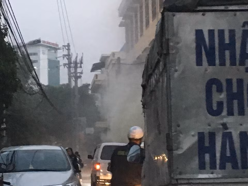 Đám khói vụ cháy lan cả ra đường đi sát trường học.