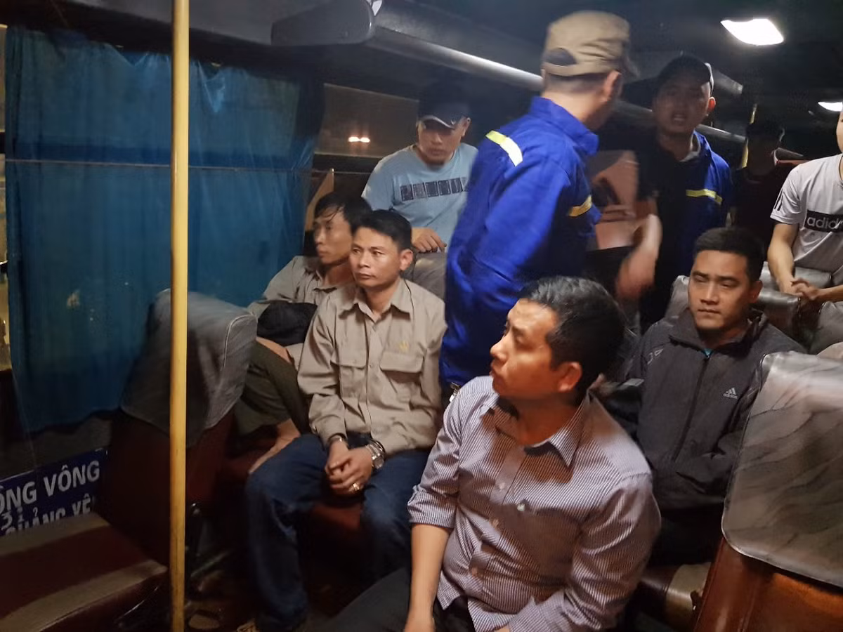 Các đối tượng bị bắt quả tang khi đang đánh bạc. Ảnh: Công an TP Uông Bí. Các đối tượng bị bắt quả tang khi đang đánh bạc. Ảnh: Công an TP Uông Bí.