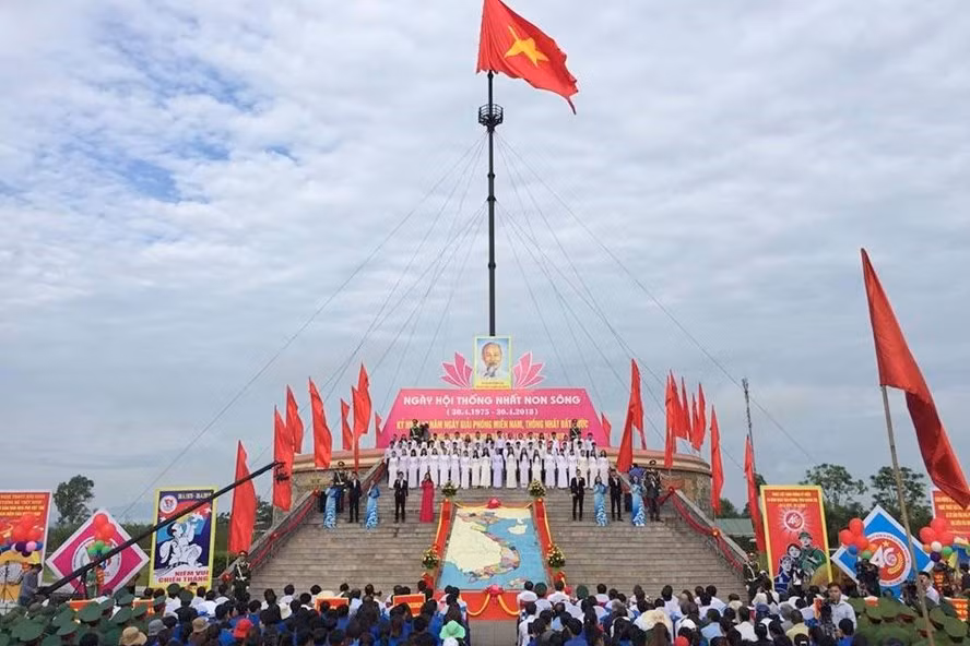 Sáng ngày 30/4, tại Khu Di tích đặc biệt Đôi bờ Hiền Lương - Bến Hải, tỉnh Quảng Trị long trọng tổ chức lễ Thượng cờ Thống nhất non sông 2018 nhân kỷ niệm 43 năm Ngày giải phóng hoàn toàn miền Nam, thống nhất đất nước và 46 năm Ngày giải phóng tỉnh Quảng Trị (1-5-1972 - 1-5-2018). Ảnh: Lao động.