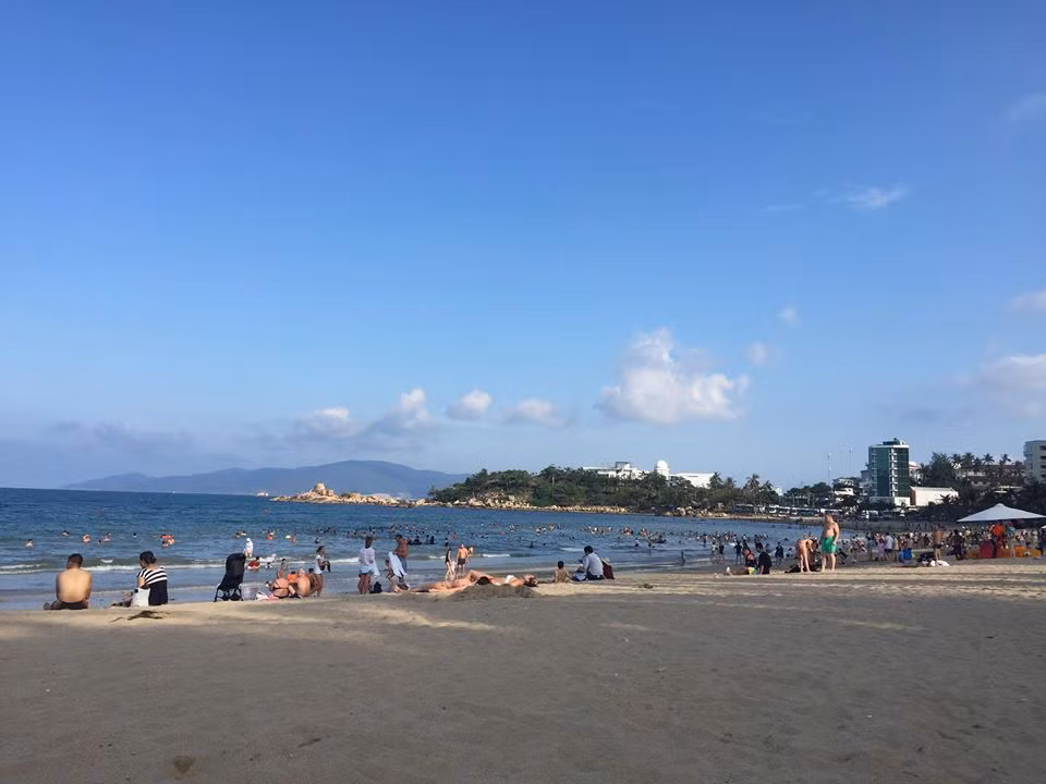Bãi tắm Hòn Chồng ở Nha Trang (Khánh Hòa) cũng là nơi nhiều du khách tìm đến trong dịp nghỉ lễ.