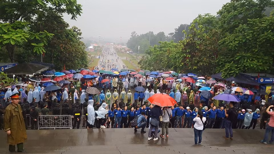Dòng người bị "hàng rào" của lực lượng đảm bảo an ninh lễ hội ngăn lại trong giờ diễn ra lễ giỗ tổ Hùng Vương.