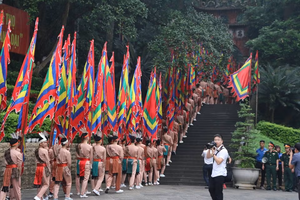 Cong an, sinh vien tinh nguyen doi mua dam bao an ninh tai le hoi den Hung