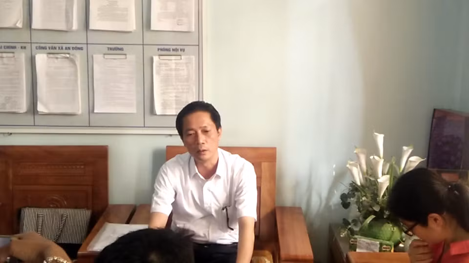 Sa thai co giao bat HS uong nuoc gie lau khien truong thieu giao vien?-Hinh-2