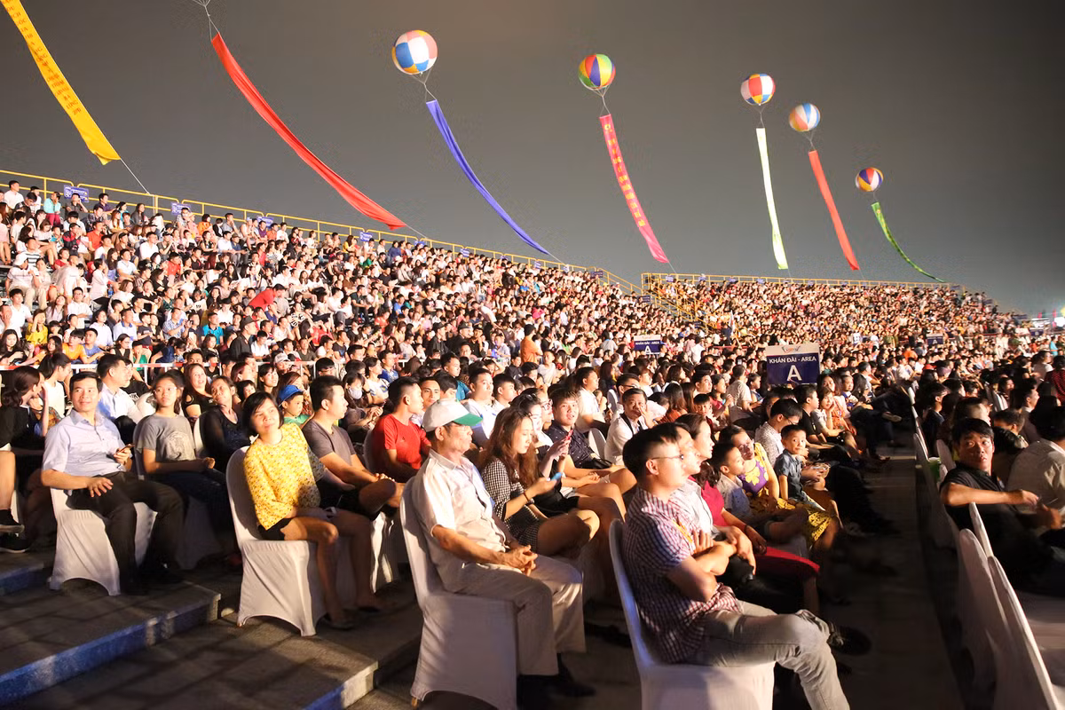 Hàng vạn du khách về với Canaval Hạ Long.