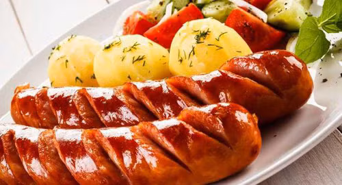 Thịt đỏ đã qua chế biến. Thịt đỏ đã qua chế biến như xúc xích, giăm bông, viên chiên,... có sức hấp dẫn đặc biệt với trẻ nhỏ nhờ hương vị thơm ngon song lại là món ăn hại não, bố mẹ không nên cho trẻ ăn nhiều. Mặc dù chứa thịt song chúng không chứa nhiều dinh dưỡng.