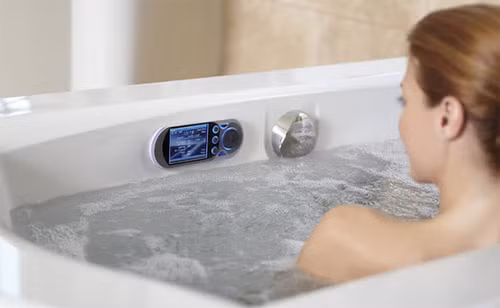 Thời điểm cởi, mặc quần áo khi tắm. Nhiều người cảm thấy thoải mái khi tắm hoặc ngâm mình trong bồn nước nóng mùa đông. Tuy nhiên, đây lại là thời điểm dễ đột tử. Thực vậy, ngay sau khi rời nguồn nước ấm, cơ thể sẽ nhanh chóng tiếp xúc không khí lạnh nếu không có vật giữ nhiệt. Không những vậy, những hạt nước nóng đọng trên da sẽ nhanh chóng bốc hơi, khiến bạn càng dễ nhiễm lạnh, các mạch máu co rút mạnh gây đột tử. Thời điểm này, bạn nên lau sạch những giọt nước rồi mặc quần áo ấm càng sớm càng tốt.
