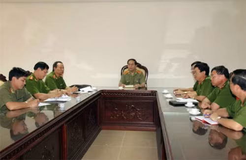 9. Bộ trưởng Trần Đại Quang yêu cầu tập trung phá án ở Nghệ An Tổng cục Cảnh sát và Công an tỉnh Nghệ An tập trung lực lượng nhanh chóng điều tra làm rõ, bắt giữ thủ phạm, xử lý nghiêm minh trước pháp luật...". Đó là chỉ đạo của đại tướng Trần Đại Quang, Bộ trưởng Bộ Công an tại buổi làm việc ngày 18/7 liên quan đến vụ án mạng làm 4 người trong một gia đình chết tại lán rẫy C5, bản Phồng, xã Tam Hợp, huyện Tương Dương, tỉnh Nghệ An, được phát hiện ngày 2/7/2015.