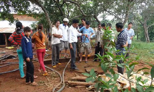 7. Giám định tâm thần người mẹ giết 2 con rồi ném xuống giếng ở Bình Phước Tối 16/7, Phòng CSĐT Công an Bình Phước đang phối hợp cùng Phòng kỹ thuật hình sự Công an tỉnh điều tra làm rõ nguyên nhân vụ án mạng đau lòng xảy tại thôn 9, xã Đức Liễu, huyện Bù Đăng, tỉnh Bình Phước. Cơ quan điều tra đã tạm giữ nghi can Điểu Thị C. (SN 1989, ngụ huyện Bù Đăng) để đưa đi trưng cầu giám định tâm thần, xử lý về hành vi giết hai con rồi ném xuống giếng.