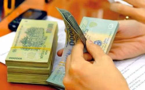 6. Năm 2016, lương tối thiểu có thể tăng từ 350.000- 550.000 đồng/tháng Tổng liên đoàn lao động Việt Nam vừa có văn bản gửi Hội đồng tiền lương quốc gia đề xuất tăng lương tối thiểu vùng năm 2016. Theo đó, lương tối thiểu các vùng dự kiến tăng từ 350.000- 550.000 đồng mỗi mức, tức là tăng khoảng 16% so với mức hiện có.Theo phương án đề xuất của Tổng liên đoàn, vùng 1 tăng lên 3.650.000 đồng; vùng 2 là 3.200.000 đồng; vùng 3 là 2.800.000 đồng và vùng 4 là 2.500.000 đồng.