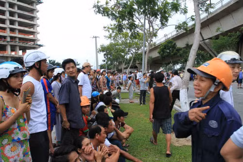 Được biết, vợ chồng nạn nhân xấu số ông ông Đinh Quốc Tráng và bà Trần Thị Thái thuộc diện khó khăn. Chiều 13/7, sau khi ăn cơm xong, ông Tráng chở vợ trên chiếc xe máy cũ qua Sơn Trà để bán hàngnhư mọi khi thì gặp nạn.