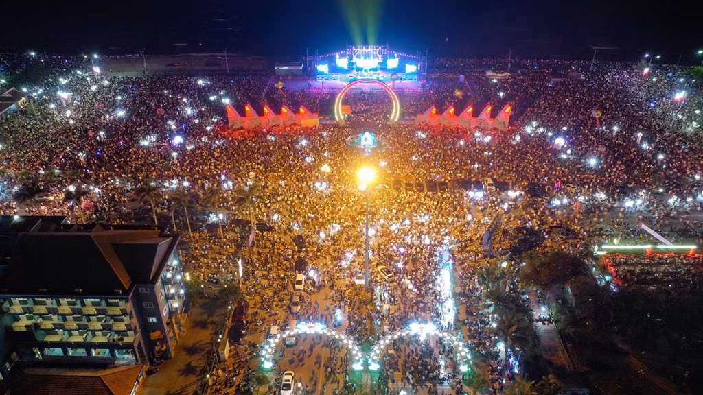 Ông Doãn Tiến Dũng, Chủ tịch UBND thị xã Cửa Lò, cho biết: “Để mùa du lịch Cửa Lò 2019 được thành công, chính quyền thị xã đã quyết liệt trong việc xử lý nghiêm tình trạng chặt chém giá cả".