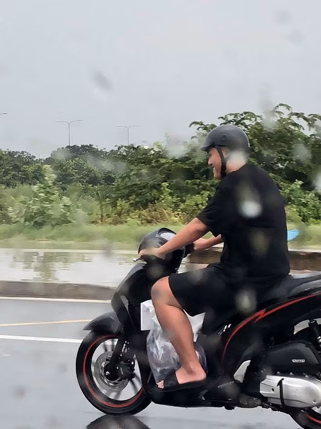 Chỉ trong khoảng thời gian ngắn, câu chuyện và đoạn clip của "thánh ga lăng" đã được hàng nghìn người chia sẻ, nhận được hàng chục nghìn lượt thích trên các fanpage nổi tiếng. Không ít chị em tỏ ra ghen tị với người vợ của chàng trai trẻ, đồng thời họ cũng tò mò về danh tính của anh này. Rất nhanh sau đó, những thông tin về chàng trai khiến nhiều chị em chết mê đã được tìm ra và nó đã ra rất nhiều bất ngờ.