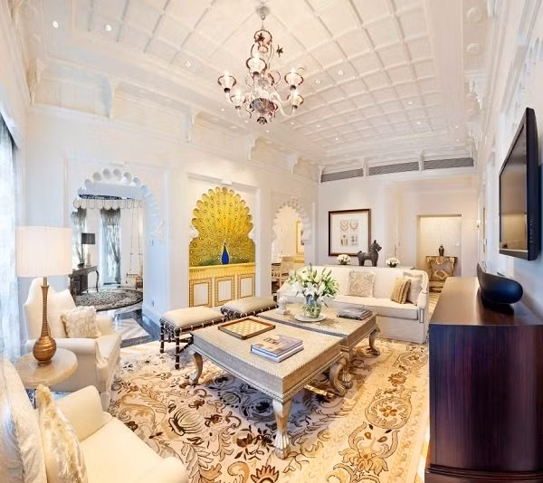8. Khách sạn Taj Mahal Palace, Mumbai Hoàng gia Nhật Bản, Hoàng tử Hy Lạp, Quốc vương Morocco, Hoàng tử xứ Wales, Công tước xứ Edinburgh, Quốc vương và Nữ hoàng Na Uy, Vua George V và Nữ hoàng Mary là một trong những khách hoàng gia từng nghỉ tại khách sạn mang tính biểu tượng này. Khách sạn nằm ở trung tâm thành phố Mumbai, nhìn ra Cổng Ấn Độ hùng vĩ. Mỗi phòng trong số 285 phòng và suite của khách sạn là sự pha trộn hoàn hảo giữa sự quyến rũ của thời đại và tiện nghi hiện đại.