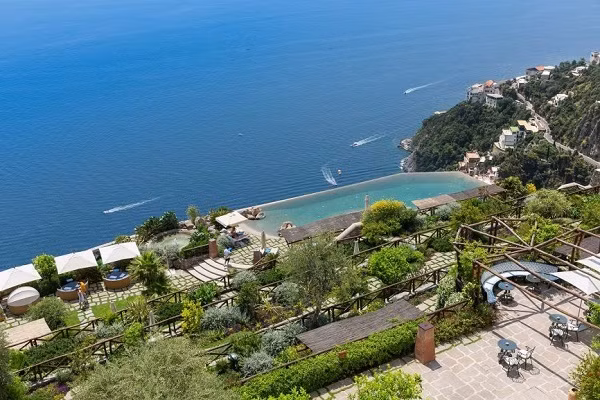 4. Khách sạn &amp;amp; Spa Monastero Santa Rosa, Conca dei Marini, Ý. Hoàng tử Albert II của Monaco là vị khách đầu tiên của khách sạn được tân trang từ tu viện thế kỷ 17, nằm ở thị trấn Conca dei Marini đẹp như tranh vẽ.