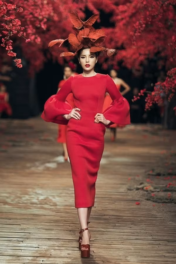 Nếu nhìn Kỳ Duyên với thần thái và phong cách đỉnh cao của hiện tại, ít ai tin được, chỉ mới 5 năm trước Kỳ Duyên là một nàng hậu ngô nghê, đơn điệu về mọi mặt.