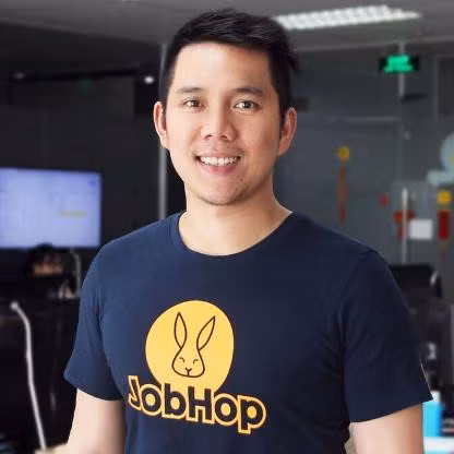 Kevin Tùng Nguyễn (29 tuổi, Doanh nghiệp công nghệ) là người đồng sáng lập JobHop - công ty cung cấp dịch vụ tuyển dụng của Việt Nam với mục tiêu đơn giản hóa và cải thiện quá trình tuyển dụng cho các nhà quản lý nhân sự. Công ty sử dụng dữ liệu và công nghệ trí tuệ nhân tạo (AI) để sàng lọc hồ sơ ứng viên trên các trang web để đề xuất những người phù hợp nhất. Ảnh: Forbes.