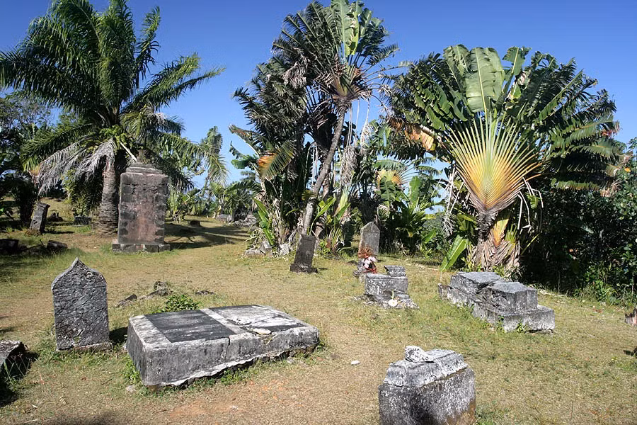 Đảo Sainte Marie hay đảo Nosy Boraha ở Madagascar là một trong những hòn đảo hải tặc nổi tiếng nhất trên thế giới. Đây là một hòn đảo đá hẹp nằm ở ngoài khơi phía Đông bờ biển phía của Madagascar, có thảm thực vật tươi tốt, những bãi biển cát trắng, vịnh cạn và các rạn san hô đã từng là nhà của hơn một ngàn tên cướp biển. (Nguồn Amusing Planet)