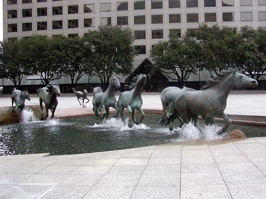 Tác phẩm "Mustangs" của nghệ sĩ Robert Glen, Las Colinas, Texas, Mỹ. (Nguồn Bored Panda)