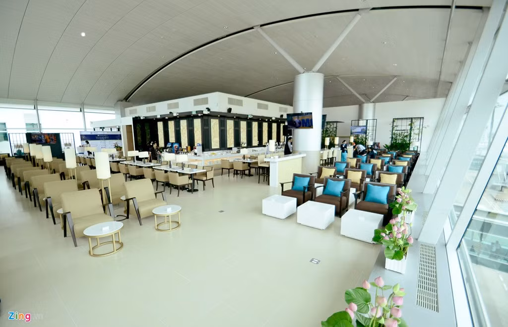 Ngày 19/8, Vietnam Airlines (VNA) và Công ty CP Dịch vụ Hàng không sân bay Tân Sơn Nhất (SASCO) đã đưa vào khai thác phòng chờ hạng thương gia (Lotus Lounge) tại nhà ga quốc tế sân bay Tân Sơn Nhất, TP HCM. Phòng khách rộng 553 m2 với sức chứa 140 người, đáp ứng tiêu chuẩn hãng hàng không 4 sao theo đánh giá của SkyTrax và đạt tiêu chuẩn liên minh hàng không SkyTeam.