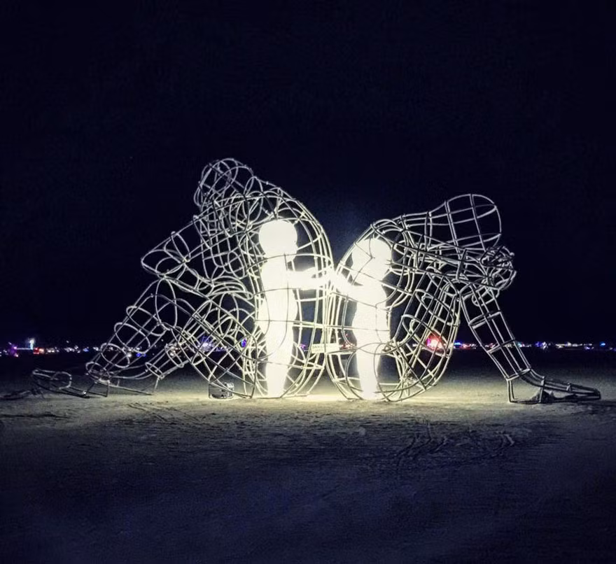 Tác phẩm "Inner Children Trapped Inside Adult Bodies" của nghệ sĩ Alexander Milov khiến người xem ngỡ ngàng bởi sống động chân thực. Trong vỏ bọc của một người trưởng thành luôn tồn tại những đứa trẻ nhạy cảm, dễ bị tổn thương. (Nguồn Bored Panda)