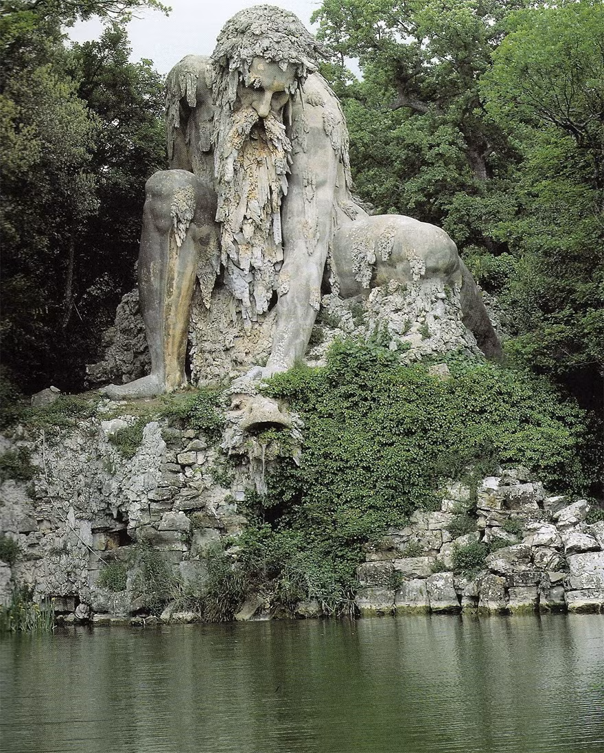 Tác phẩm "Colossus" ở Florence, Italy, một tác phẩm nghệ thuật ấn tượng khiến người xem cảm giác lạc vào xứ sở của những vị thần, nơi con người trở nên nhỏ bé trước sức mạnh siêu nhiên. (Nguồn Bored Panda)