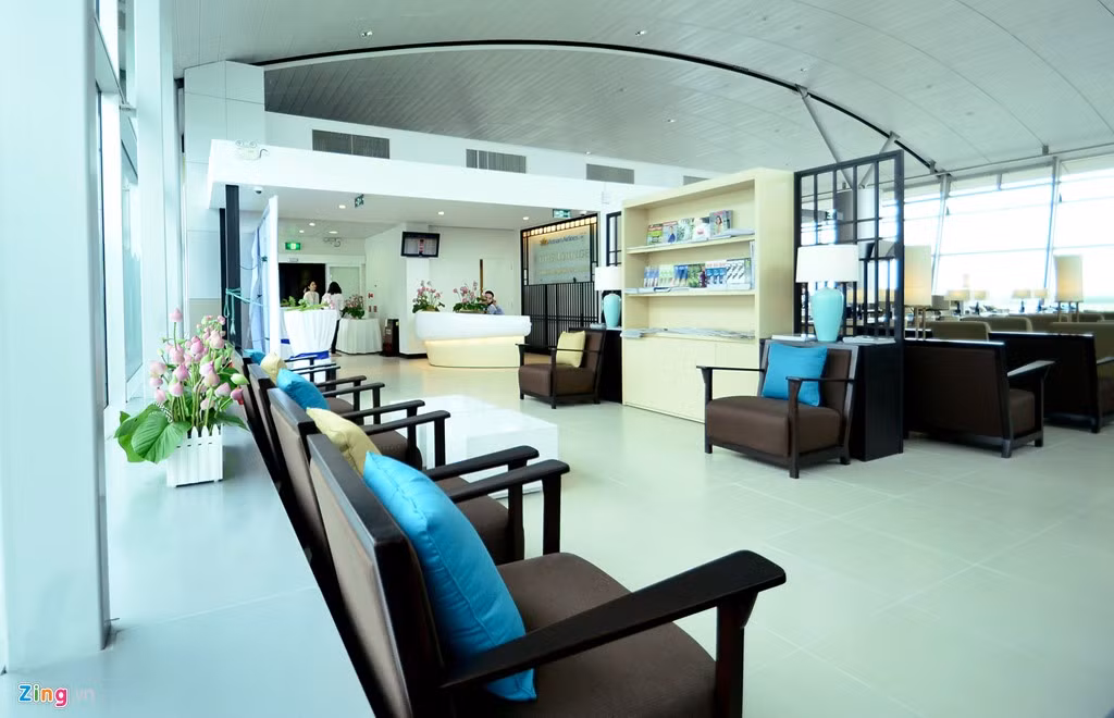 Phòng chờ sang trọng nằm trong không gian xanh mát, được chia thành các khu vực riêng biệt như: Khu buffet, khu cà phê, khu đọc sách và khu thư giãn.