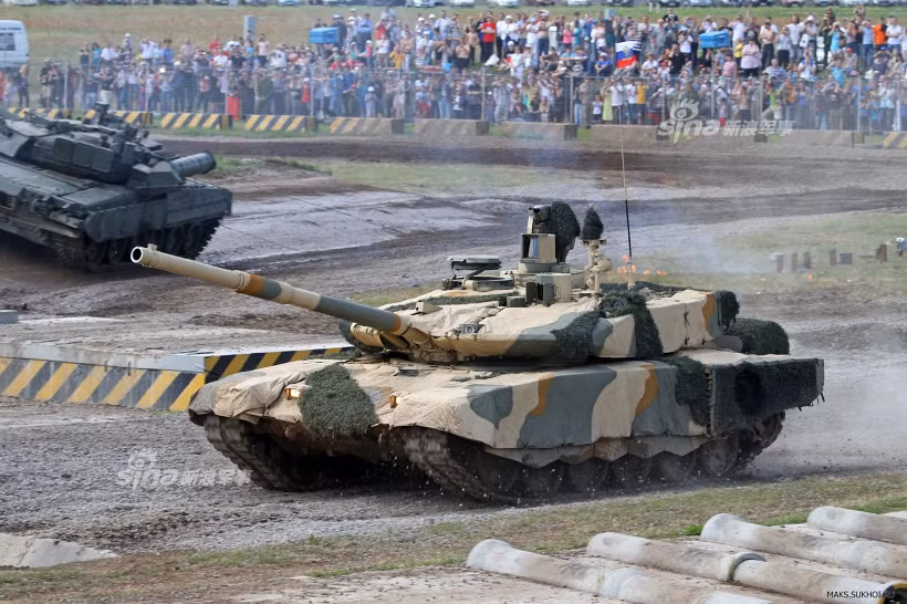 Ngoài T-90S, Uralvagonzavod cũng đang tích cực quảng bá phiên bản nâng cấp của T-90S mang tên T-90MS ("M" là viết tắt của từ "modernised" - hiện đại hóa) với một loạt các nâng cấp giáp bảo vệ, hệ thống hỏa lực cũng như vũ khí. 354 chiếc T-90MS đã được Ấn Độ đặt hàng năm 2016. Nguồn ảnh: Wikipedia