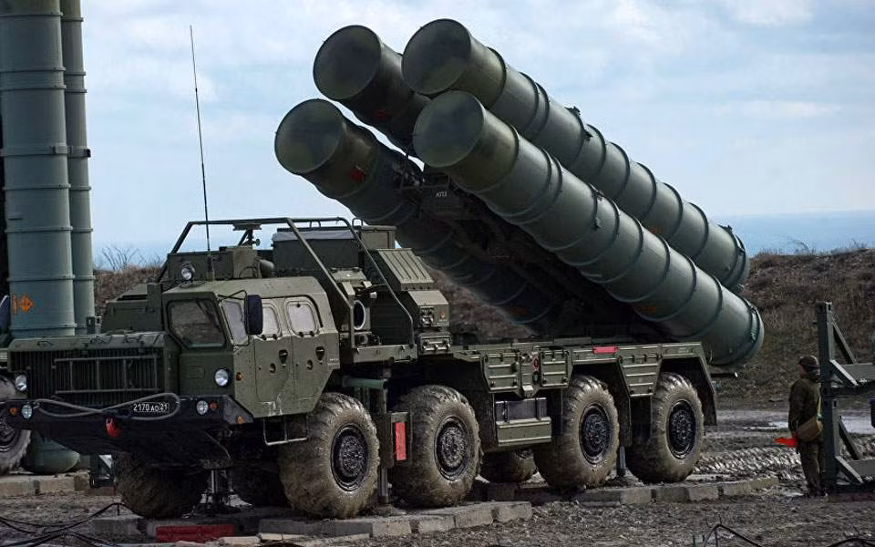 Hiện nay ngoài số số máy bay tiêm kích phòng không như F-16 và F-4, phòng không Thổ Nhĩ Kỳ còn sở hữu hệ thống tên lửa phòng không S-400 rất hiện đại, mới mua của Nga. Tuy nhiên, việc sử dụng S-400 chống lại chính quốc gia sản xuất ra nó là điều khó có thể xảy ra, nhất là về mặt kỹ thuật; vậy một cuộc xung đột xảy ra, phòng không Thổ Nhĩ Kỳ có những vũ khí nào có thể bảo vệ đội hình chiến đấu mặt đất.