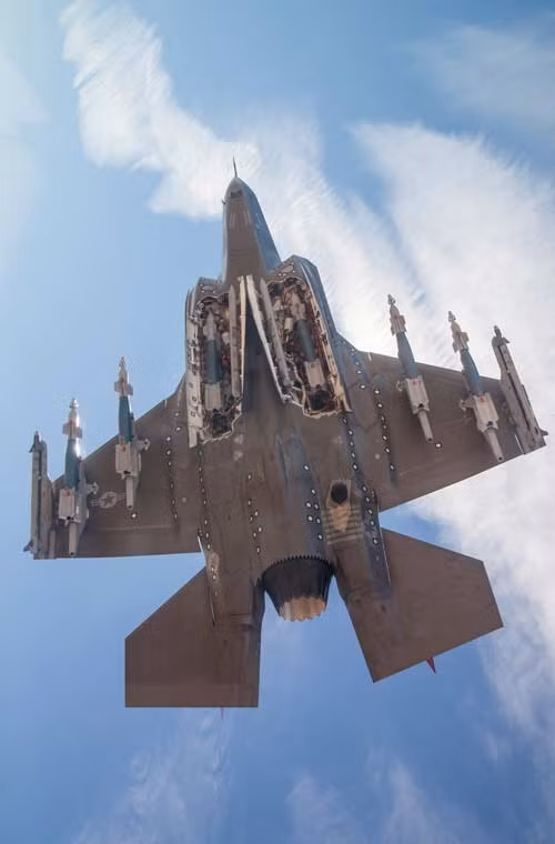 Trong ảnh, tiêm kích tàng hình F-35 bay thử nghiệm với 6 quả bom dẫn đường lade treo dưới cánh và khoang thân cùng 2 đạn tên lửa đối không.