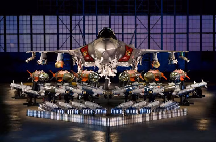 Series tiêm kích tàng hình F-35 do Tập đoàn Lockheed Martin phát triển có khả năng mang đến 8,1 tấn vũ khí ở trên cánh và trong khoang thân. Cụ thể, ở 6 giá treo ngoài trên cánh có thể mang 6,8 tấn trong khi 2 khoang vũ khí trong thân mang được 1,36 tấn. Tuy nhiên, việc mang tối đa vũ khí có thể khiến F-35 mất đi ưu thế tàng hình.
